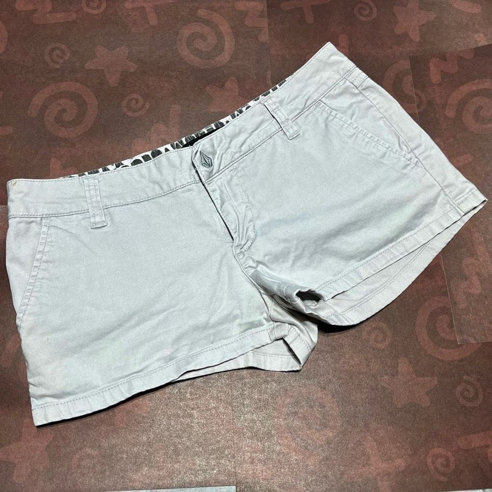 VOLCOM GENUINE SHORT SHORTS BEIGE WITH POCKETS SIZE 1 BUTTON HOOK CLOSE